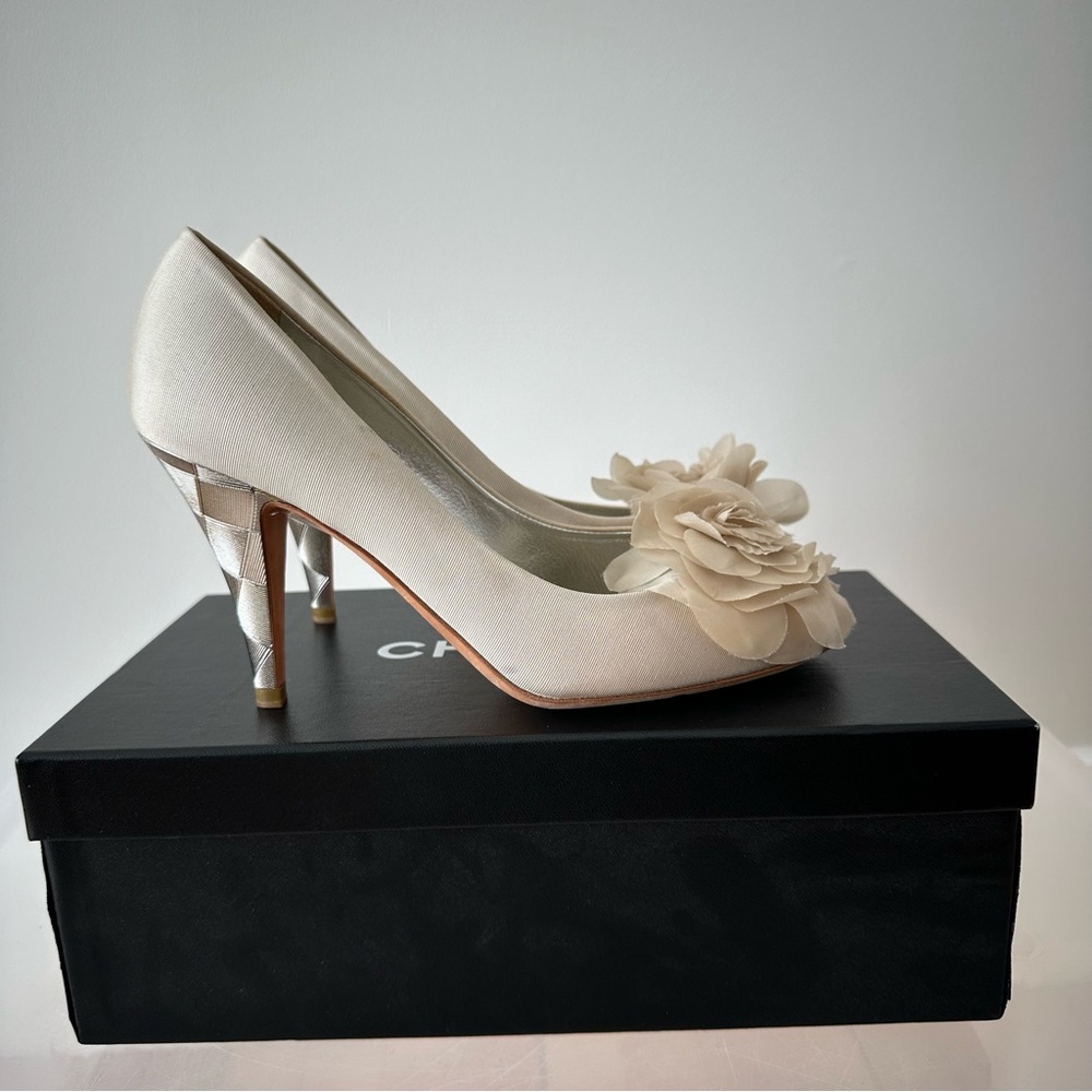 CHANEL Cream Heels with Camellia Floral Accent - Picture 10 of 16